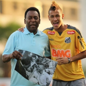 Pelé e Neymar posam no CT Rei Pelé - Ricardo Nogueira/Folhapress