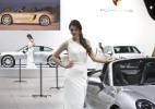 Porsche muda carros expostos em seu estande no Salão do Automóvel - Simon Plestenjak/Folhapress