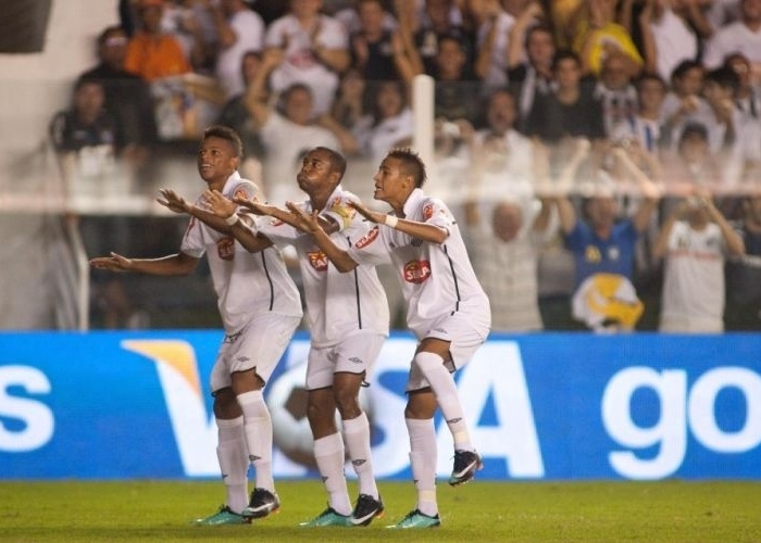 Andr (esq.), Robinho (centro) e Neymar fazem uma dancinha para comemorar o primeiro gol do Santos contra o Atltico-MG na Vila Belmiro (5/5/10). O jovem atacante fez das 