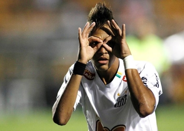 Debochado, Neymar faz gesto lembrando uma mscara ao comemorar o gol do Santos sobre o Deportivo Tchira (20/4/11).