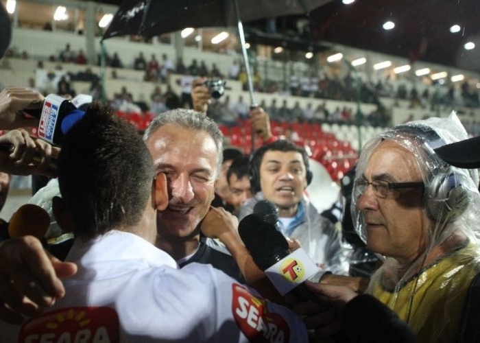 Dorival Jnior e Neymar se abraam antes da partida entre Atltico-MG e Santos (6/11/10). Os dois fazem as pazes aps a complicada demisso de Dorival do comando do Santos, que envolveu o craque.