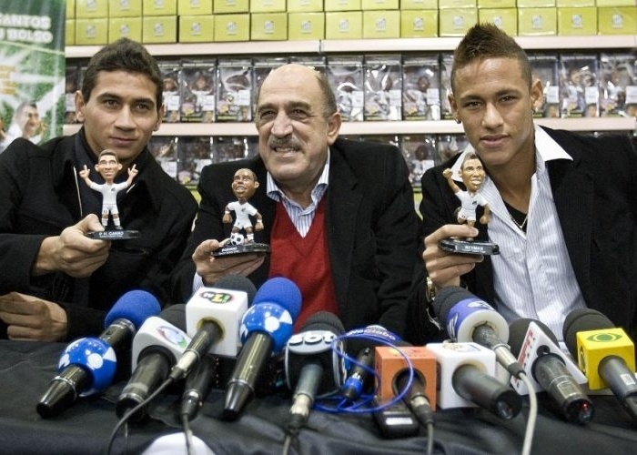 Ganso e Neymar lanam os seus bonecos em So Paulo (16/7/10).