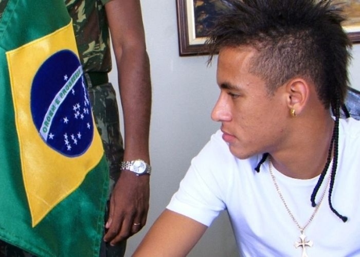 Neymar assina dispensa do servio militar (24/2/11).