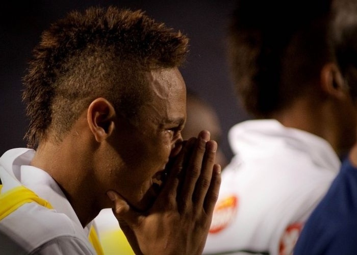 Neymar chora diante da presso do Santo Andr e da proximidade do ttulo do Santos no Paulista em 2010. O alvinegro conseguiu conquistar o campeonato, o primeiro do craque como profissional (2/5/10).