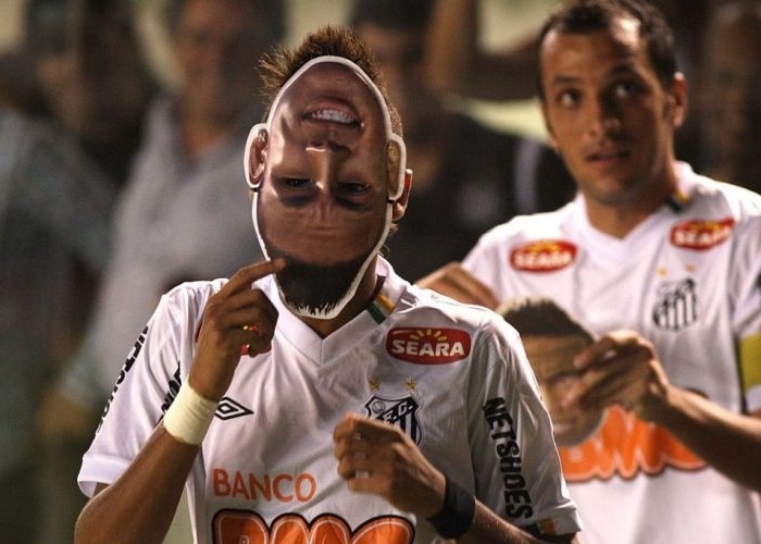 Neymar coloca mscara com o seu rosto aps marcar o terceiro gol do Santos sobre o Colo-Colo (6/4/11). A ousadia rendeu a expulso do craque na partida.