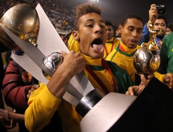 Neymar com o trofu de campeo sul-americano de Sub-20 (13/2/11).