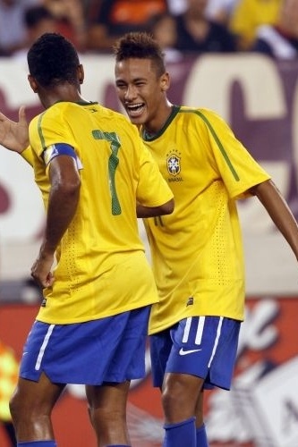 Neymar comemora com Robinho ao abrir o placar para o Brasil contra os Estados Unidos (11/8/10). A entrada do atacante na seleo foi uma novela: mesmo com o clamor nacional, o ento tcnico Dunga no o convocou para a Copa da frica do Sul. Aps a derrota do Brasil, Mano Menezes assumiu a seleo e dessa vez convidou Neymar para a equipe titular.