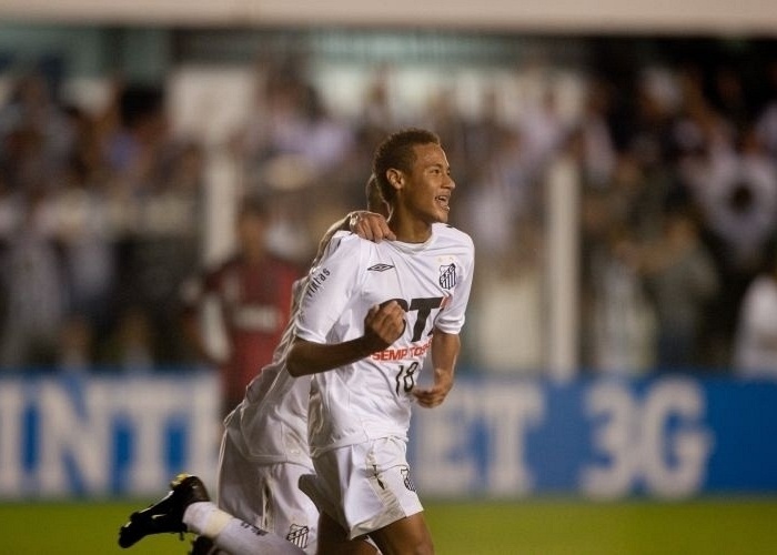 Neymar comemora gol da vitria do Santos em partida contra o Atltico-PR no Campeonato Brasileiro de 2009.