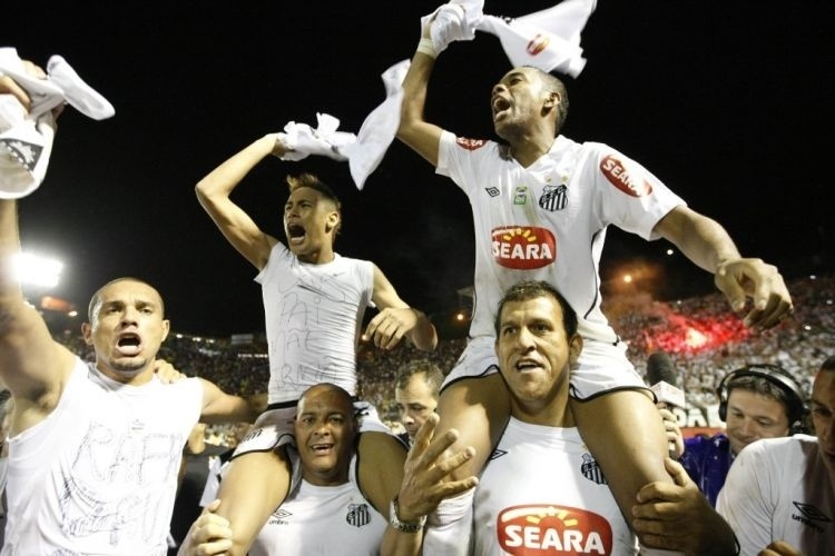 Neymar e Robinho comemoram a conquista do ttulo do Santos na Copa do Brasil em 2010 (5/8/10).