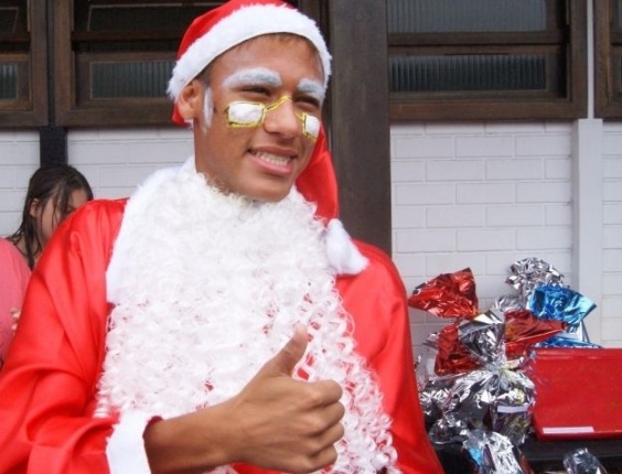 Neymar posa de papai-noel na festa de fim de ano dos funcionrios do Santos (4/12/10).