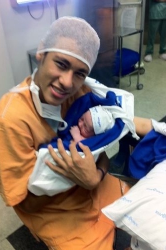O filho do atacante Neymar nasceu, nesta quarta-feira, em So Paulo, no hospital So Luiz. O prprio jogador confirmou a informao e divulgou que o nome de seu primeiro herdeiro  Davi Lucca.