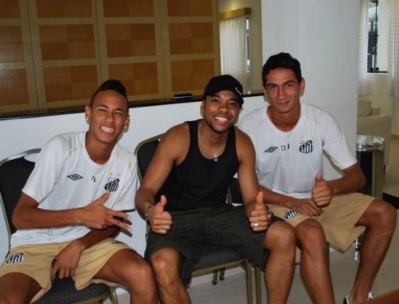 Prestes a voltar a jogar no Brasil pelo Santos, Robinho faz visita surpresa na concentrao do time e encontra Neymar e Ganso (2/2/10).