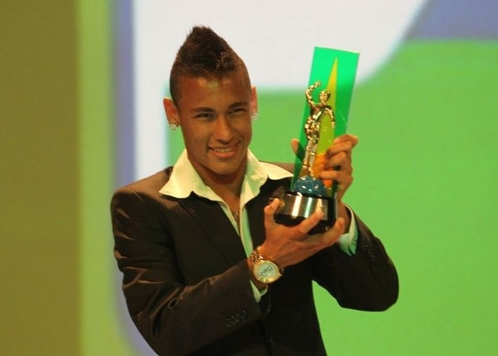 Santista Neymar  eleito o melhor segundo atacante no Prmio Craque do Brasileiro (6/12/10).