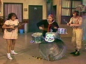 Na vila, Chaves faz amizade com Quico e Chiquinha; o primeiro, um garoto mimado, rico e ingênuo; a segunda, uma menina bagunceira, trambiqueira e esperta, ambos reflexos da criação de seus pais. Juntos, eles vivem o trio central da trama. - Reprodução/SBT - Reprodução/SBT