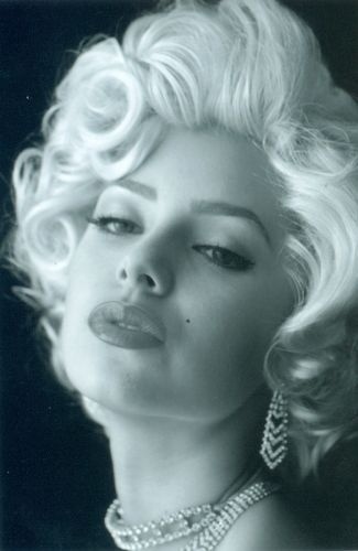 Sandy se veste de Marilyn Monroe (2000)