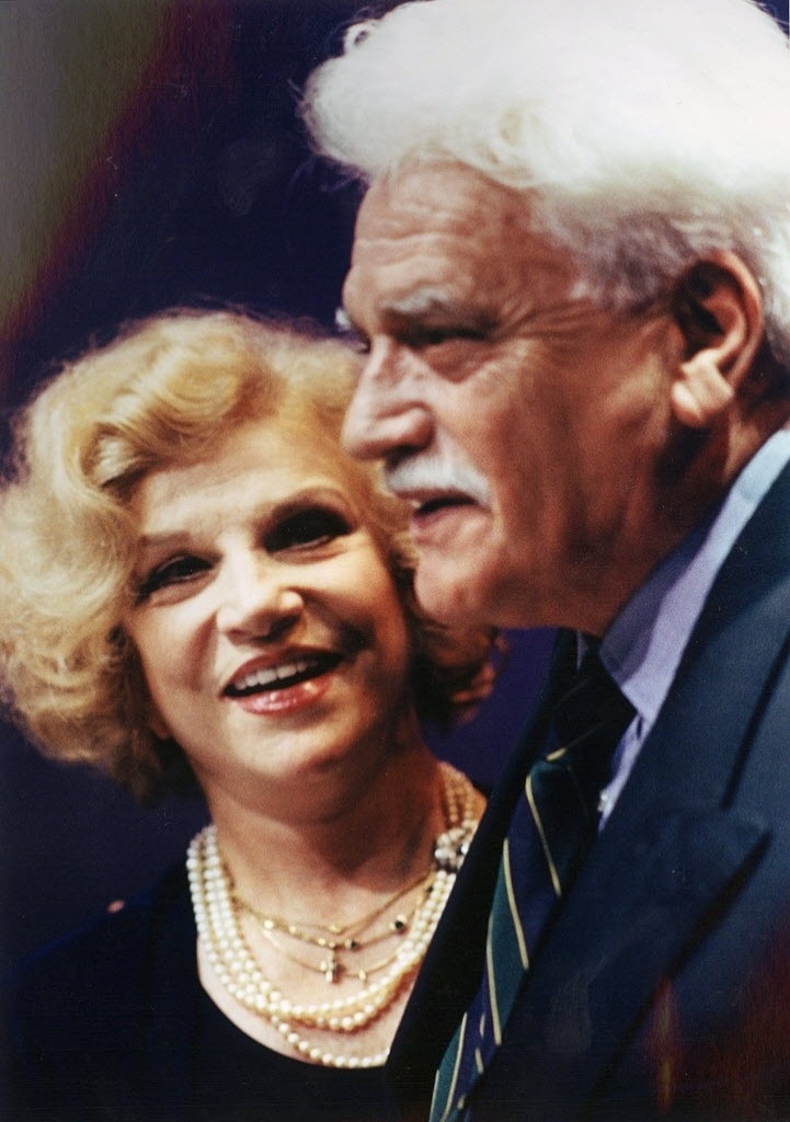 1999 - Tônia Carrero e Walmor Chagas em cena da peça "Um Equilíbrio Delicado" - Divulgação