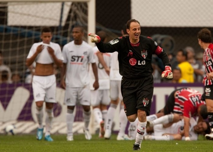 Resultado de imagem para Rogério Ceni marca e São Paulo vence Santos na Vila Belmiro pelo campeonato braisleiro de 2009