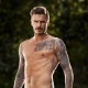 6.fev.2013 - O jogador de futebol David Beckham estrelou uma propaganda de televisão bem sensual para a linha de cuecas da H&M. Dirigido por Guy Ritchie, o vídeo mostra o atleta correndo apenas de cueca atrás de seu roupão, que ficou preso em um carro. Clique no link mais e assista ao comercial. - Reprodução