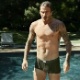 6.fev.2013 - O jogador de futebol David Beckham estrelou uma propaganda de televisão bem sensual para a linha de cuecas da H&M. Dirigido por Guy Ritchie, o vídeo mostra o atleta correndo apenas de cueca atrás de seu roupão, que ficou preso em um carro. Clique no link mais e assista ao comercial. - Reprodução