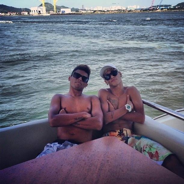 21.fev.2013 - Cara de um, focinho de outro: de folga dos treinos dos Santos, o craque Neymar divulgou uma imagem nesta quinta-feira ao lado de um amigo bastante parecido com ele durante um passeio de barco. 