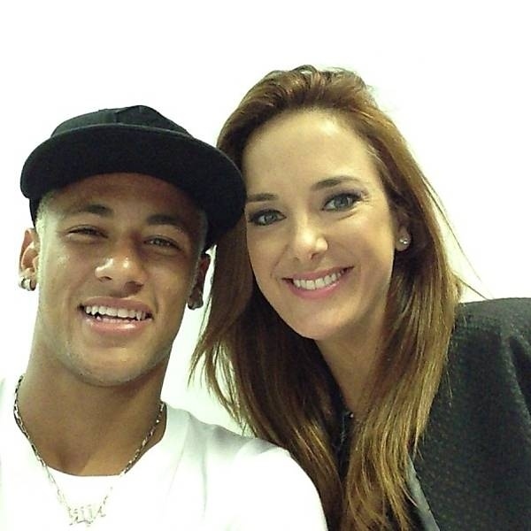 23.fev.2013 - Neymar grava participao no programa de Ticiane Pinheiro. A apresentadora foi at Santos para gravar com o jogador e parece ter agradado. O craque postou uma foto com Ticiane a quem chamou de 