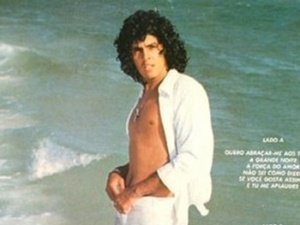 Sidney Magal foi outro grande nome do "período de ouro" da lambada. No início dos anos 90, o cantor fazia tanto sucesso com o ritmo musical que a faixa "Me Chama Que Eu Vou" virou tema de abertura da novela global "Rainha da Sucata", que foi exibida no horário nobre com a lambada como um dos planos de fundo - Reprodução - Reprodução