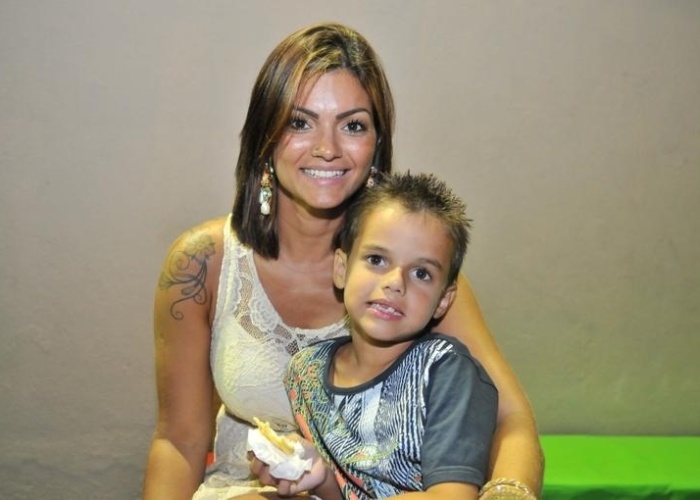 A cantora Kelly Key posa com o filho, Jaime Vitor, fruto de seu casamento com Mico Freitas