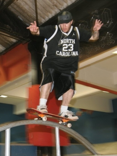 26.abr.2006 - Chorão, do Charlie Brown Jr., se diverte em sua pista de skate (Chorão Skate Park) em Santos (SP) - Folhapress