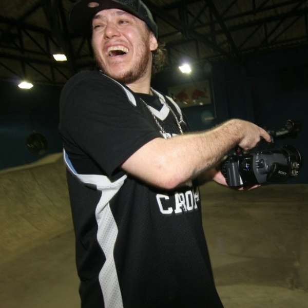 26.abr.2006 - Chorão, do Charlie Brown Jr., se diverte em sua pista de skate (Chorão Skate Park) em Santos (SP)