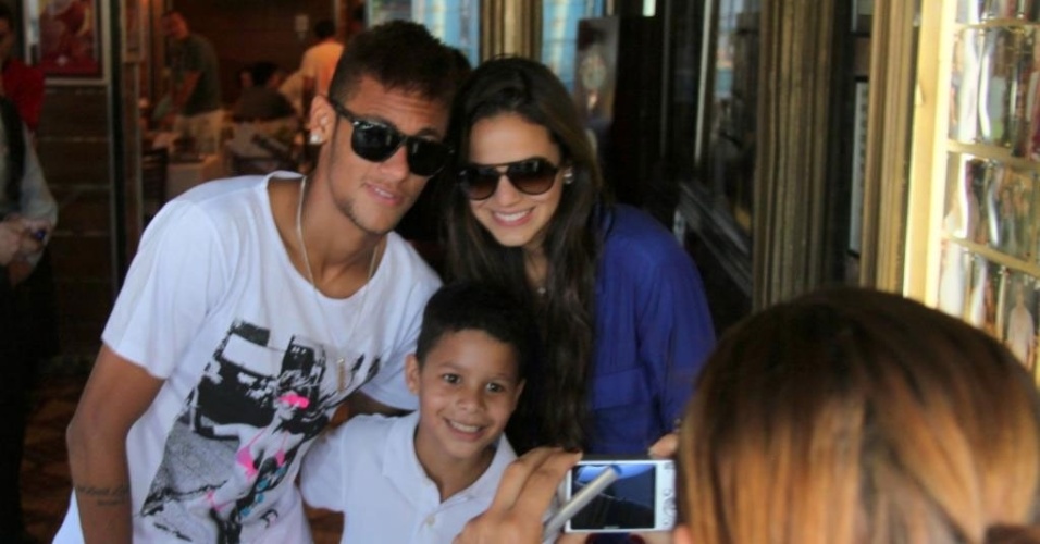 10.mar.2013 - Bruna Marquezine e Neymar tiram foto com fã em um restaurante na zona oeste do Rio. O casal assumiu o namoro durante o Carnaval (2013). Desde então, os dois circulam publicamente