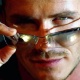 7.fev.2002 - Beckham faz um olhar fatal para a publicidade da marca de óculos Police - Reuters