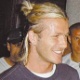 David Beckham brinca com o aniversariante Ronaldo durante festa (29/09/03) - Divulgação