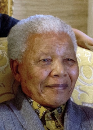 6.ago.2012 - Uma das últimas fotos registradas de Nelson Mandela mostra o ex-presidente da África do Sul descansando em sua residência, que fica na cidade de Qunu