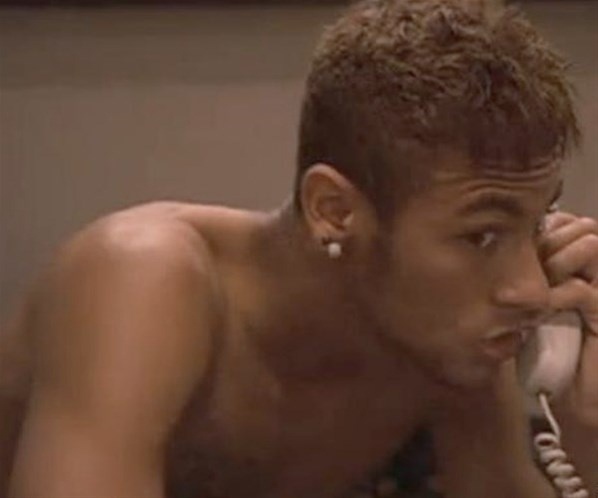 1.abr.2013 - O craque Neymar resolveu se inspirar na namorada, Bruna Marquezine, e atacou de ator ao fazer uma participao nas gravaes da prxima novela global das 21h, 