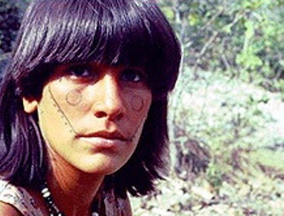 Em 1982, Gloria Pires estreou no cinema na pela da índia carajá Putkoé, do filme "Índia, a filha do sol", dirigido por Fábio Barreto. Além da experiência, a personagem também foi importante para a atriz, que é bisneta de uma índia, viver a emoção dos seus antepassados
