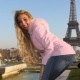Fev.2013 - Em turnê pela Europa, a funkeira Valesca Popozuda mostrou que, além de dançar, ela sabe aproveitar uma visita ao velho continente. Ela visitou países como Suiça, França (foto), Inglaterra e Bélgica, onde tirou fotos dos principais pontos turísticos e curtiu o friozinho europeu. Até a Torre Eiffel foi alvo da sensualidade da funkeira - Reprodução/Instagram