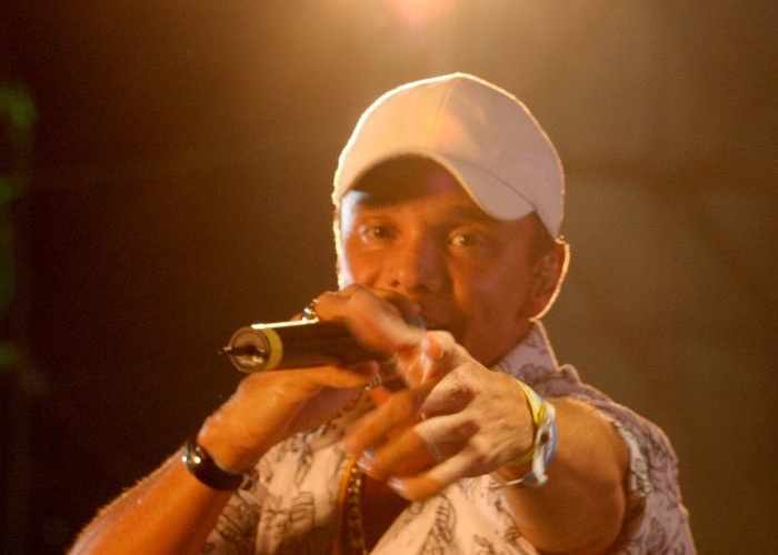 1.jan.2007 - Netinho canta na festa de réveillon na Av. Paulista, em São Paulo, para um público estimado em dois milhões de pessoas