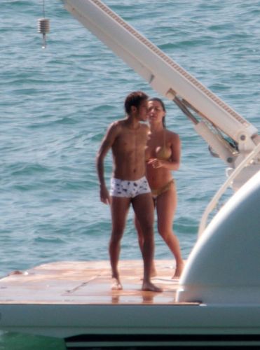 Neymar se mostrou bem prximo da modelo Carol Abranches durante passeio de barco pelo Guaruj, litoral sul de So Paulo. 